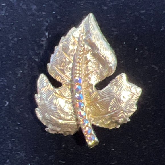 Unbranded Jewelry - Vintage Gold Tone Aurora Borealis Rhinestone Leaf Brooch (4098)